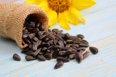 Üzerinde ayçiçeği tohumları olan küçük bir torba.