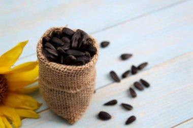 İçinde ayçiçeği tohumları olan küçük bir çanta var.