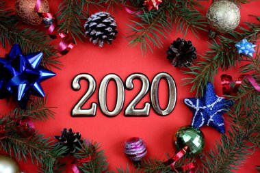 2020 sayı dokusu Noel süslemesiyle çevrili