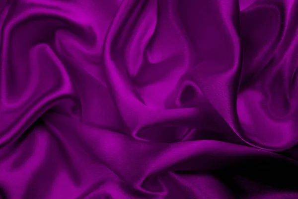 Saten kumaş ince kıvrımlar halinde yüzeyde yatar.