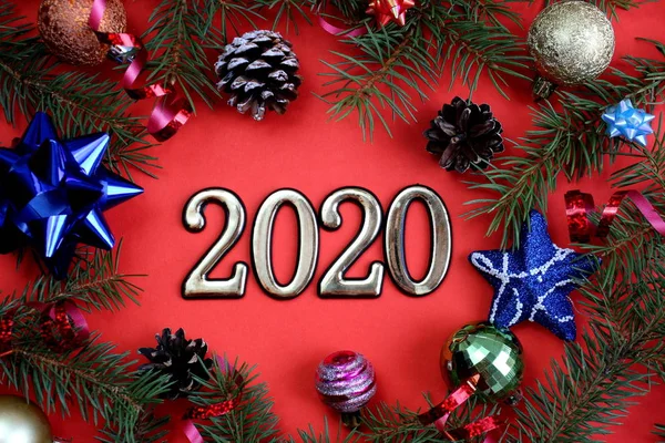 2020 sayı dokusu Noel süslemesiyle çevrili