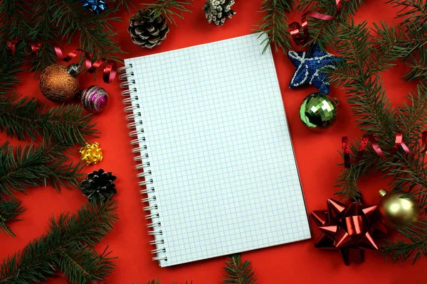 Notatnik Leży Tle Dekoracji Świątecznej — Zdjęcie stockowe