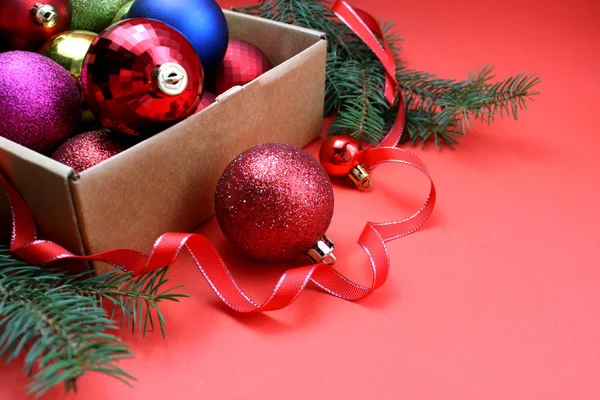 Caixa Com Brinquedos Natal Fica Fundo Vermelho — Fotografia de Stock