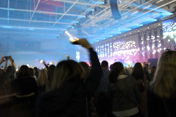 Foto Embaçada Concerto Onde Pessoas Relaxam — Fotografia de Stock