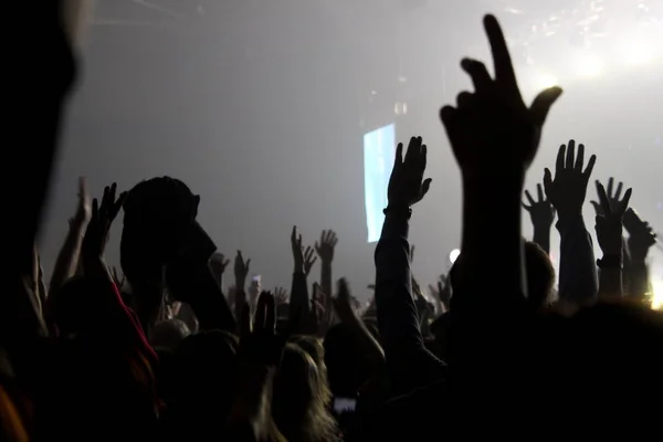 Suddiga Fotomänniskor Vid Ett Konsertstånd Och Vifta Med Händerna — Stockfoto