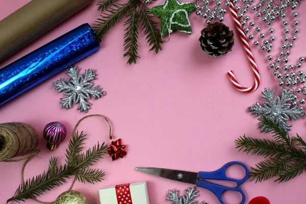 Різдвяна Підготовка Упаковки Подарунків Рожевому Фоні — стокове фото