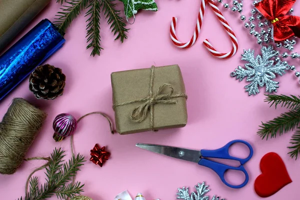 Різдвяна Прикраса Подарункова Коробка Процесі Упаковки — стокове фото