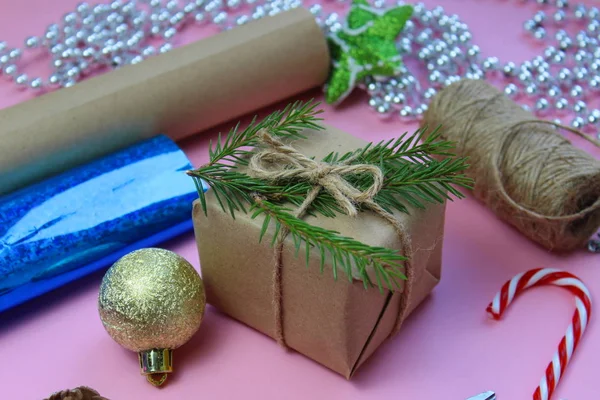 Рождественские Украшения Подарочные Коробки Процессе Упаковки — стоковое фото