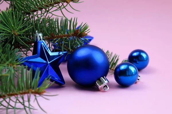 Brinquedos Natal Azul Com Raminho Abeto Fundo Rosa — Fotografia de Stock