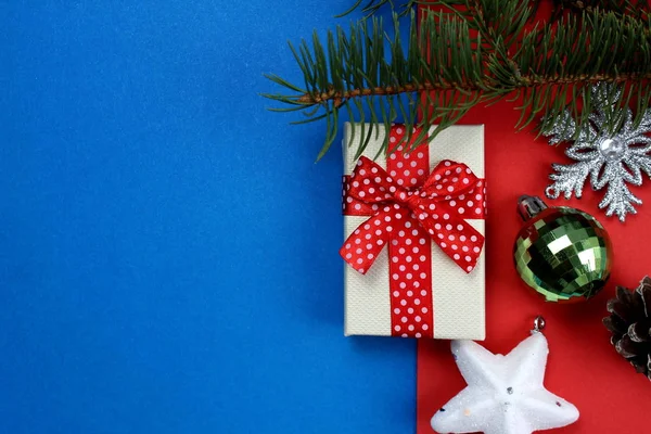 Yeni yıl kutuları ve oyuncakları mavi arka planda metin için yer var.