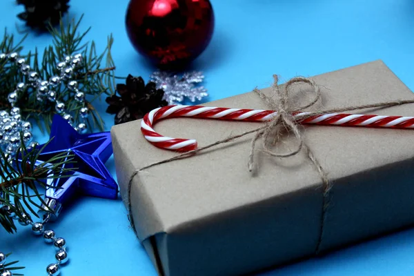 Caixa Presente Com Uma Cana Doce Com Brinquedos Natal Fundo — Fotografia de Stock