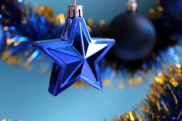 Estrela Azul Natal Brinquedo Pendurado Fundo Azul — Fotografia de Stock