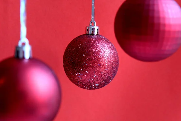 Κόκκινες Χριστουγεννιάτικες Μπάλες Κρέμονται Κόκκινο Φόντο — Φωτογραφία Αρχείου