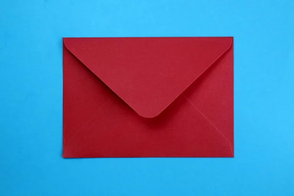 Roter Umschlag Liegt Gefaltet Auf Weißem Hintergrund — Stockfoto