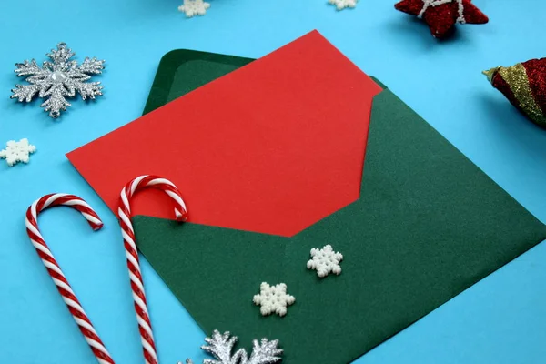 Briefumschlag Mit Einem Blatt Papier Auf Blauem Hintergrund Für Weihnachten — Stockfoto