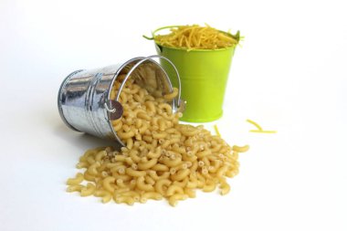 Beyaz arka planda iki tane kuru makarna kovası.