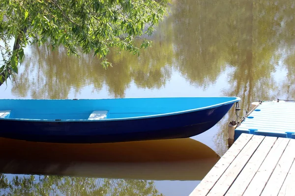 Barco Pequeño Amarrado Pequeño Puente Junto Río — Foto de Stock
