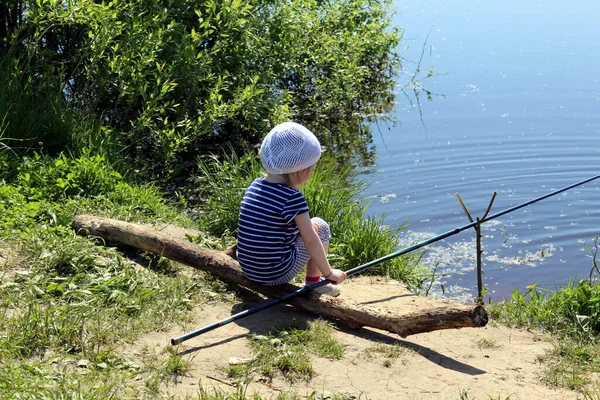 小女孩站在河边拿着钓竿 — 图库照片