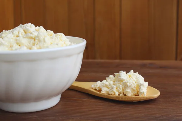 Weißer Teller Mit Quark Auf Holztisch Mit Kochlöffel — Stockfoto