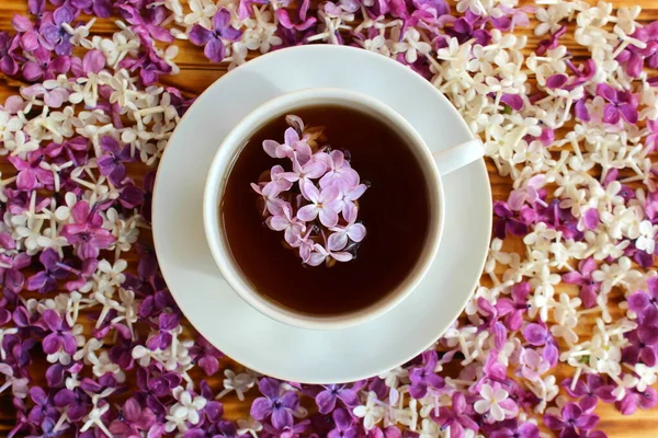 Xícara Chá Contexto Uma Mesa Madeira Lilás Primavera — Fotografia de Stock
