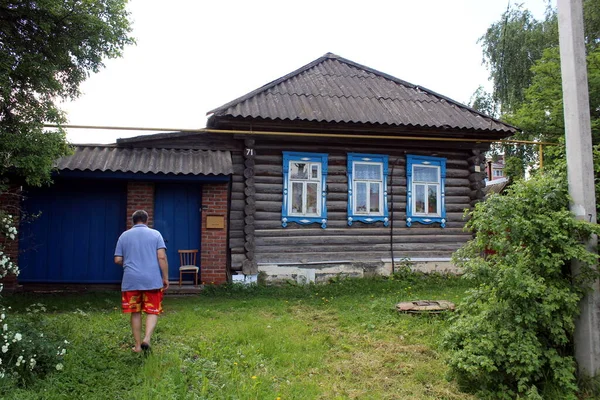 Mann Geht Sein Haus Dorf — Stockfoto