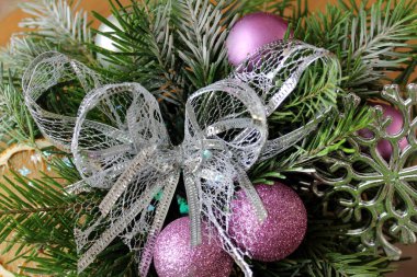 Noel arkaplanı köknar dalları ve Noel oyuncakları