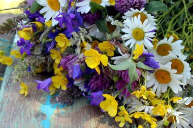Bir yaz günü toplanan bir buket yabani çiçek.