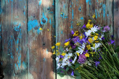 Bir yaz günü toplanan bir buket yabani çiçek.