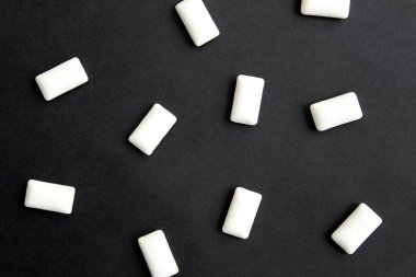 Siyah arka planda beyaz çiğneme pedleri