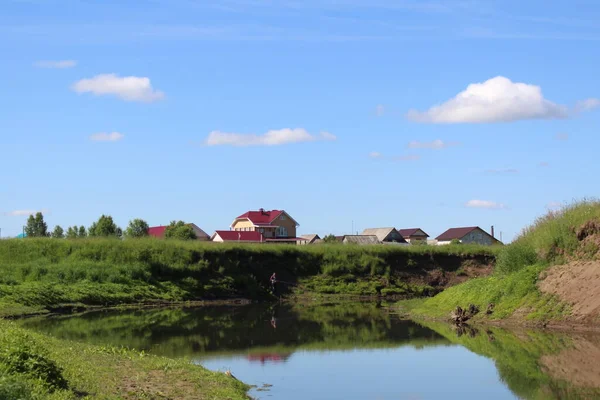 Río Una Clara Mañana Soleada Fondo Del Pueblo — Foto de Stock