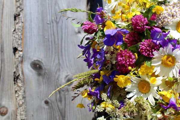 Strauß Wilder Blumen Auf Altem Holzgrund — Stockfoto
