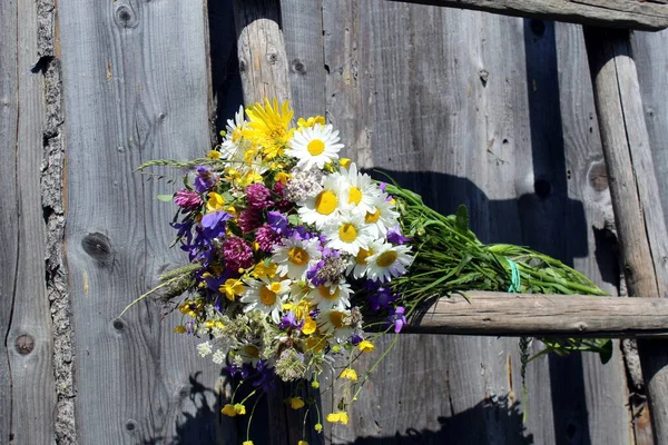Ein Strauß Wildblumen Liegt Auf Einer Alten Holztreppe — Stockfoto