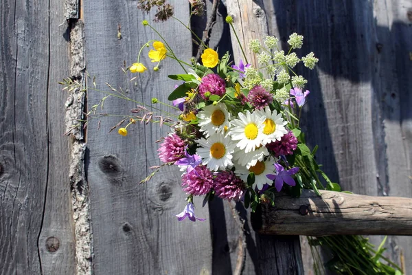 Bukiet Dzikich Kwiatów Leży Drewnianych Starych Schodach — Zdjęcie stockowe
