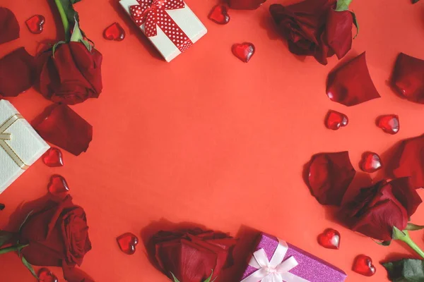 Ahşap çerçeve kırmızı güller ve kalplerle