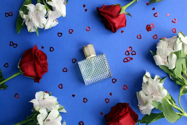 Flores Alstroemeria Blanca Sobre Fondo Azul Con Frasco Perfume Rosa — Foto de Stock