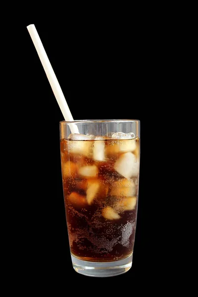 Cola Refrigerante Escura Com Gelo Copo Com Palhas Backgroun Preto — Fotografia de Stock