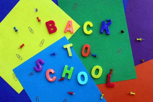 Inscripción Una Superficie Multicolor Volver Escuela — Foto de Stock