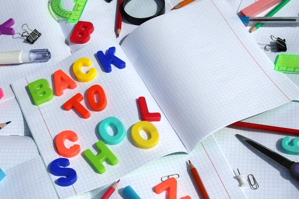 Cuaderno Cuadros Blanco Hay Una Inscripción Letras Brillantes Volver Escuela — Foto de Stock