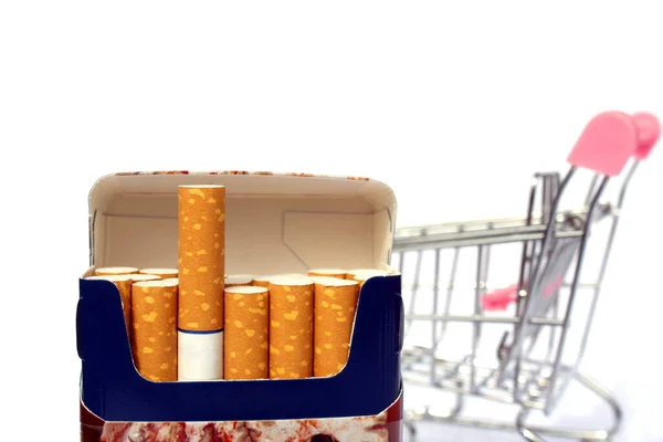 Bir Alışveriş Arabasının Arkasında Bir Paket Sigara — Stok fotoğraf