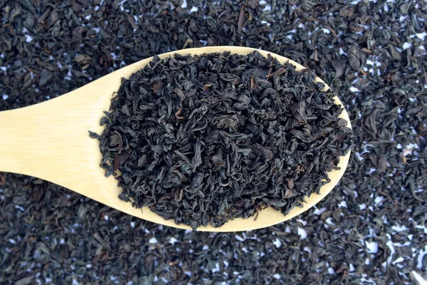 Trockene Teeblätter Liegen Auf Einem Holzlöffel — Stockfoto