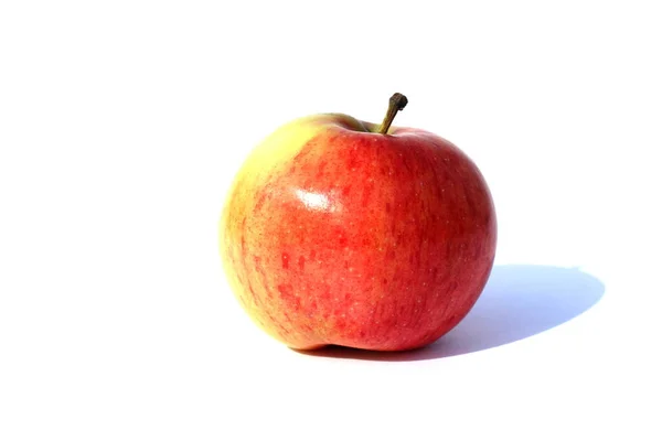 Rouge Pomme Mûre Délicieux Tient Sur Fond Blanc — Photo