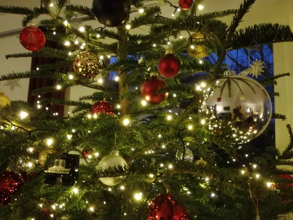 Leuchtender Weihnachtsbaum mit Kugeln und Lichtern geschmckt