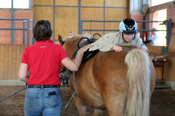 Enfant Handicapé Trouve Cheval Pendant Thérapie Équine — Photo