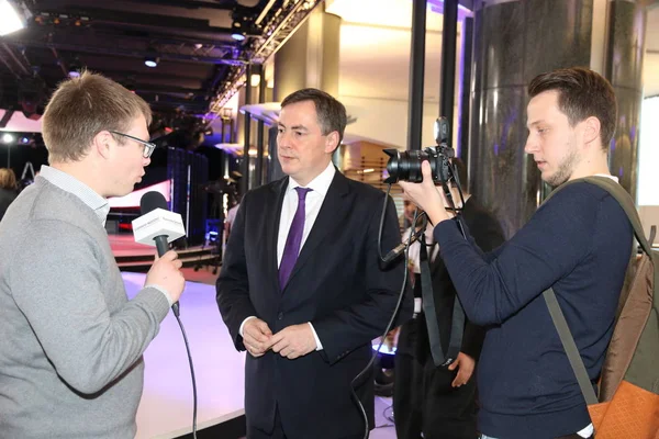 David Mcallister Brüksel'de röportaj veriyor