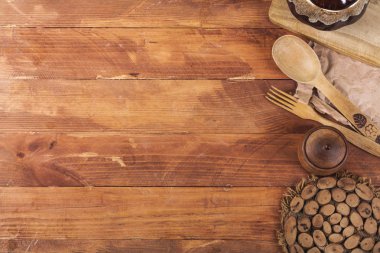 Koyu ahşap arka planda ahşap mutfak ekipmanları. Yukarıdan görüntüle