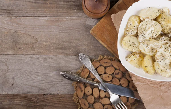 Gekochte Kartoffeln Auf Einem Weißen Teller Nahrungsmittel Holzuntergrund Holzbesteck Blick — Stockfoto