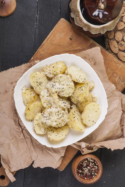 Gekochte Kartoffeln Auf Einem Weißen Teller Nahrungsmittel Holzuntergrund Holzbesteck Blick — Stockfoto