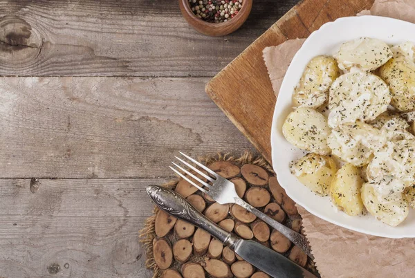 Gekochte Kartoffeln Auf Einem Weißen Teller Nahrungsmittel Holzuntergrund Holzbesteck Blick — Stockfoto