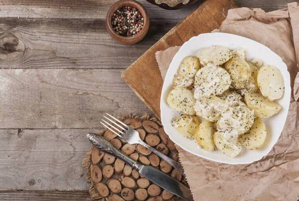 Gekochte Kartoffeln Auf Einem Weißen Teller Nahrungsmittel Holzuntergrund Holzbesteck Blick — Stockfoto