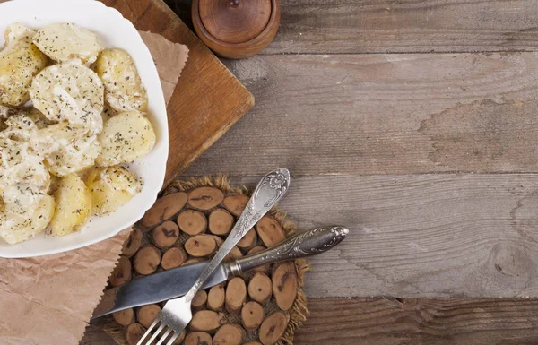 Gekochte Kartoffeln Auf Einem Weißen Teller Nahrungsmittel Holzuntergrund Holzbesteck Blick — Stockfoto